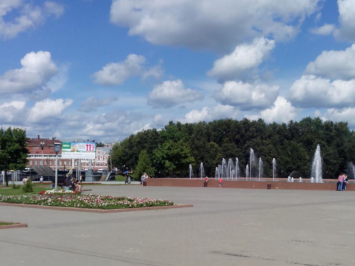 Памятник на Привокзальной площади Иваново